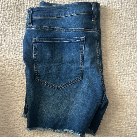 Mid Rise Flower Short - Picture 3 of 5